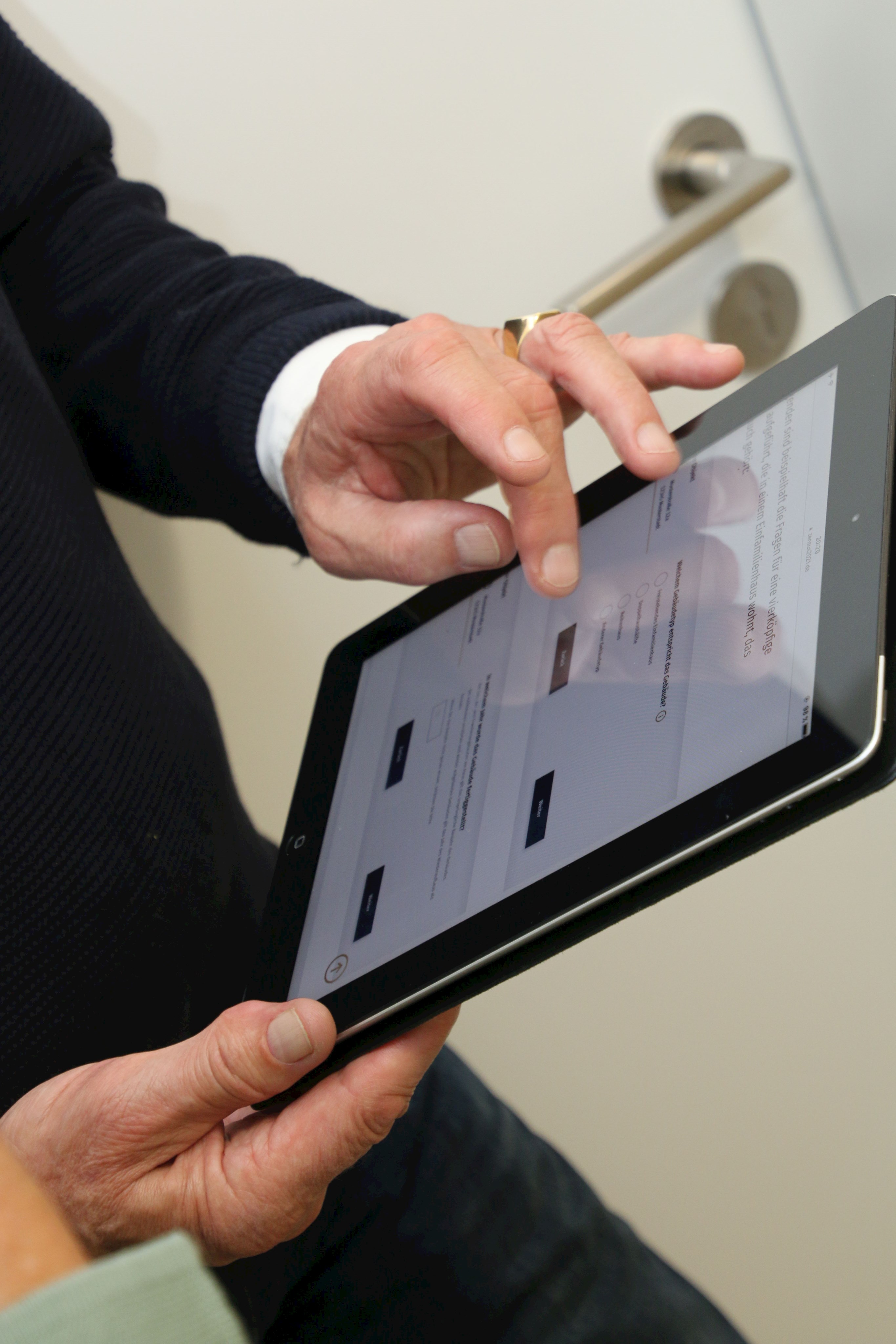 Zensus2022 Tablet Zensus 2022 Symbolbild