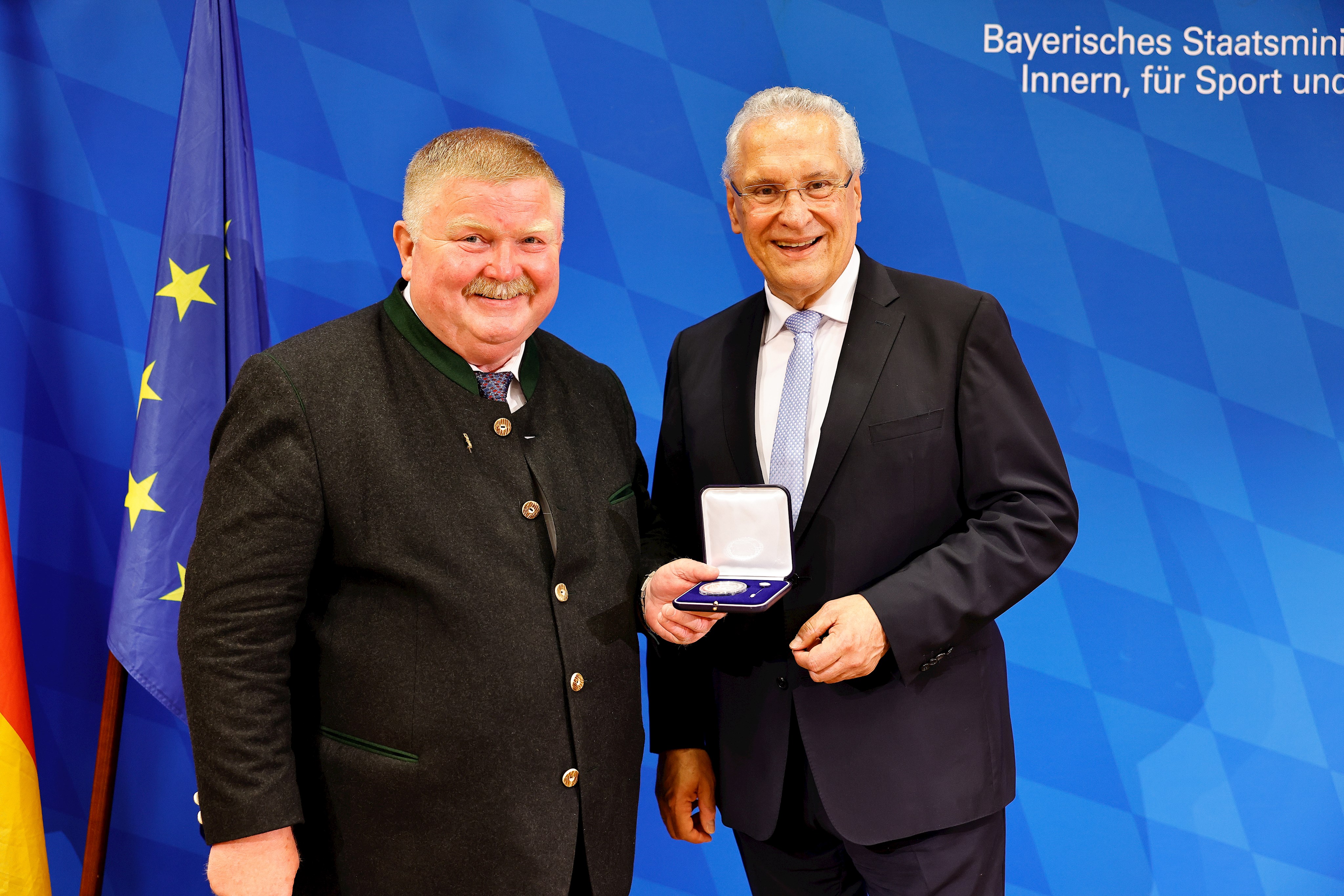 Reinhold Heinlein erhält Kommunale Verdienstmedaille