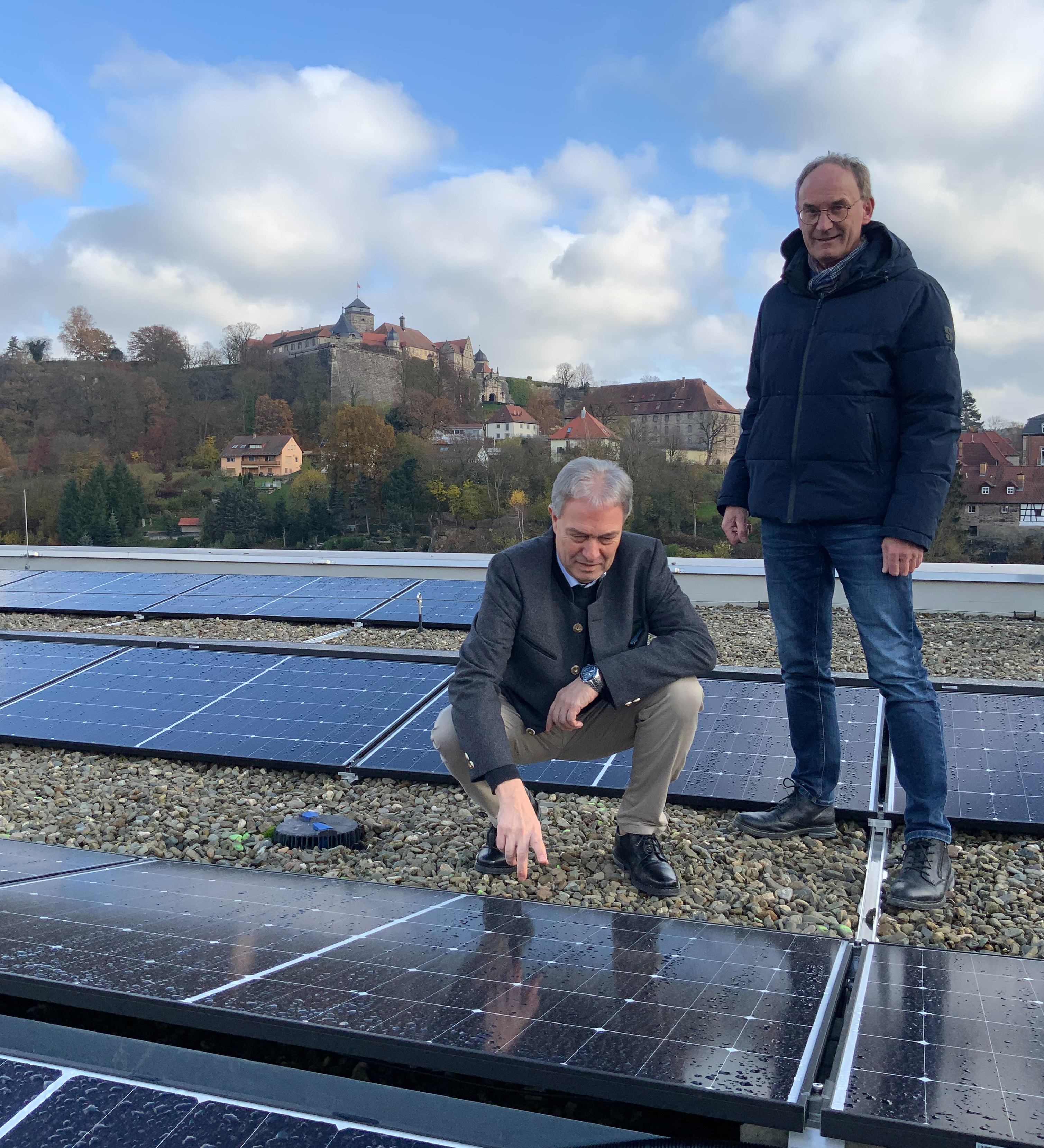 Photovoltaikanlage auf dem Dach des Landratsamtes installiert