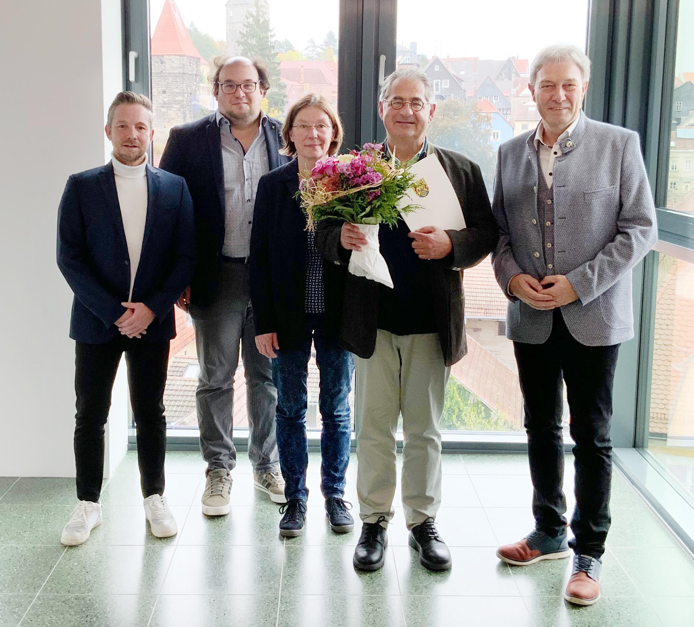 Glückwünsche zum Dienstjubiläum von Edgar Eichstädter (mit Blumen) überbrachten neben Landrat Klaus Löffler (rechts) auch Christian Neubauer (von links), Manuel Grund und Birgit Eichstädter. 