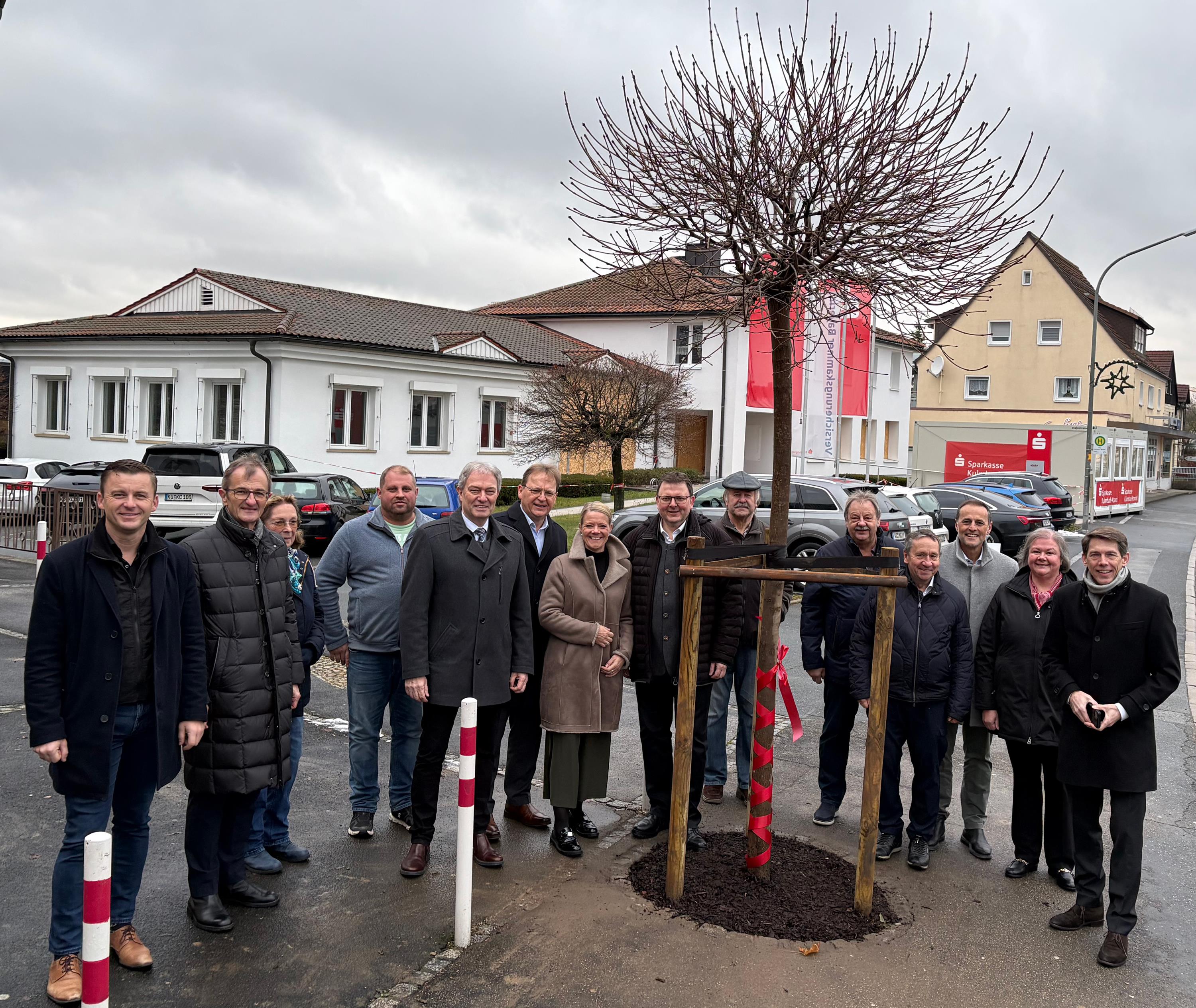 2025-11-26 Baumpflanzung-Sparkasse 1