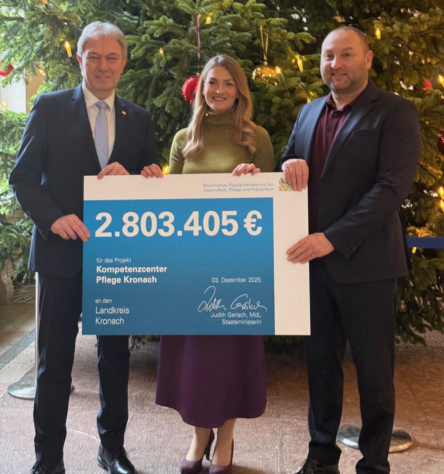 Landrat Klaus Löffler und Landtagsabgeordneter Jürgen Baumgärtner freuten sich über den Förderbescheid in Höhe von rund 2,8 Millionen Euro, den Staatsministerin Judith Gerlach am Mittwoch in München überreichte. 