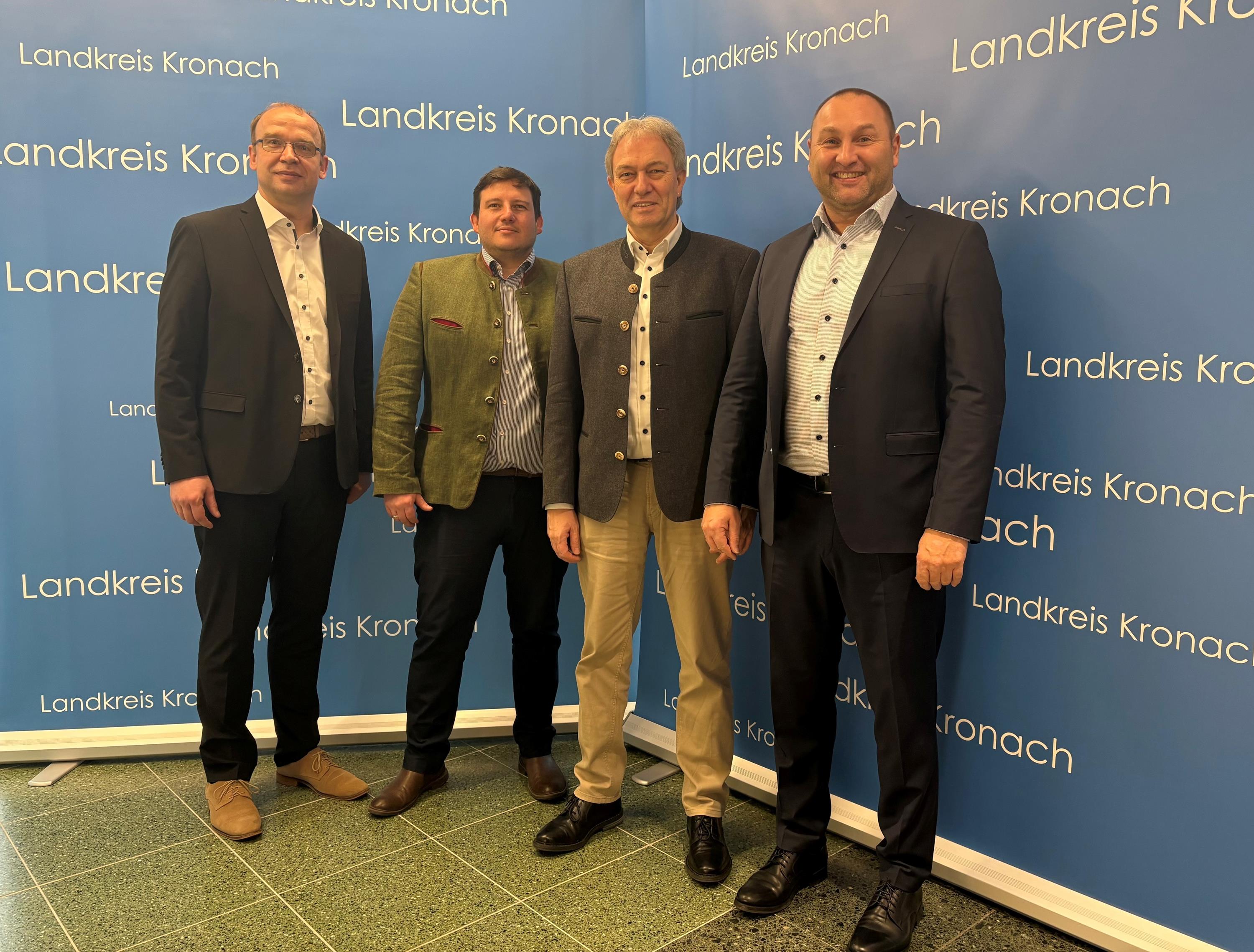 Landrat Klaus Löffler und Landtagsabgeordneter Jürgen Baumgärtner freuen sich mit (von links) Sven Hannewald und Johannes Biesold von Helios über das neue ärztliche Angebot. Foto: Landratsamt / Alexander Löffler  