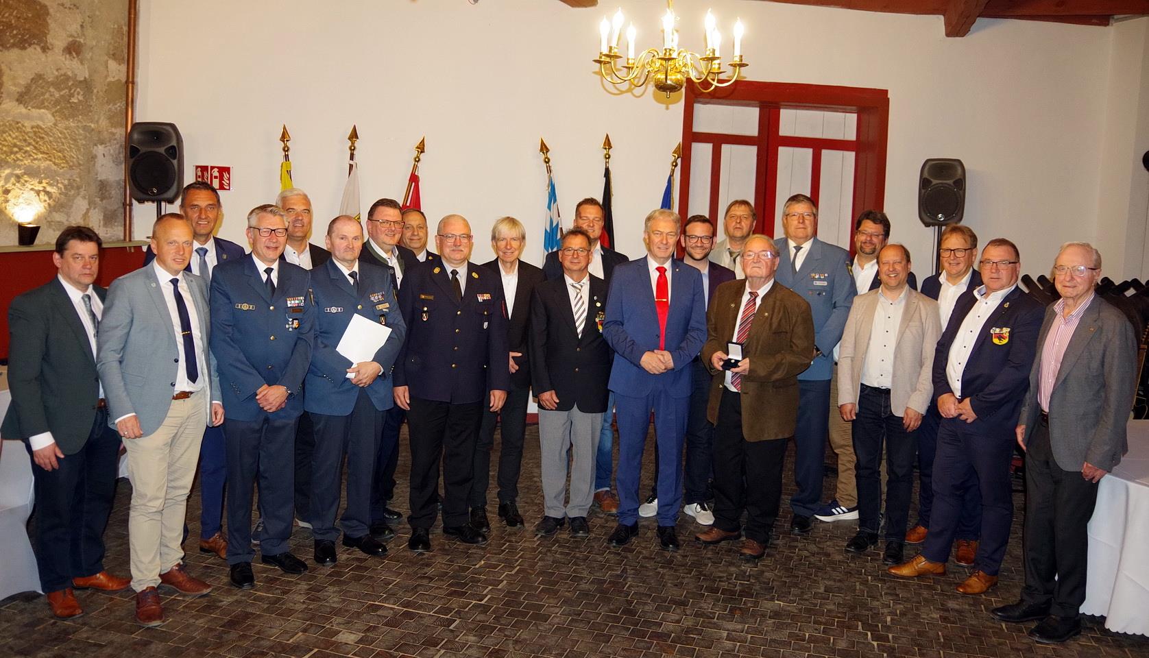 Staatliche Ehrungen für langjährige Tätigkeit beim THW und bei der DLRG. Matthias Weber (vorne, vierter von links) erhielt die Verdienstmedaille des Landkreises Kronach für besondere Verdienste in Gold; Bernd Radlo (vorne, vierter von rechts) das Ehrenzeichen des Ministerpräsidenten.