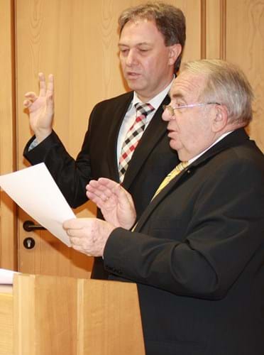 Kronachs neuer Landrat Klaus Löffler wird durch Kreisrat Heinz Hausmann vereidigt.