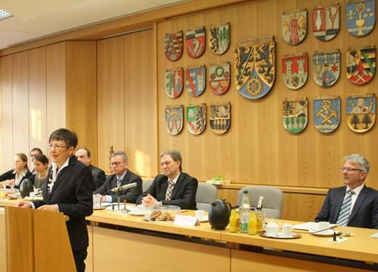 Regierungspräsidentin Heidrun Piwernetz spricht zur Amtseinführung von Landrat Klaus Löffler.
